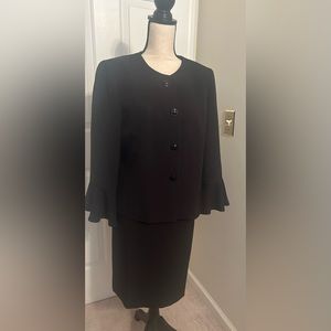 Tahari 2 piece black skirt suit. Size 10. Excellent Used Condition. Worn once.